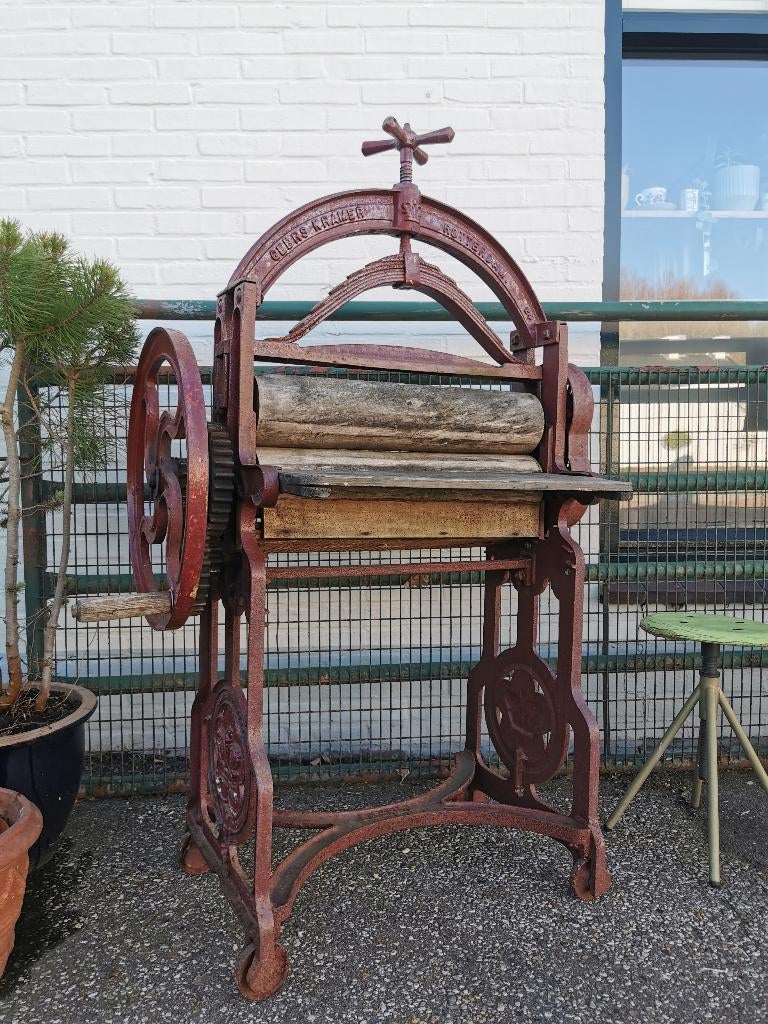 Antieke gietijzeren mangel, Ophalen