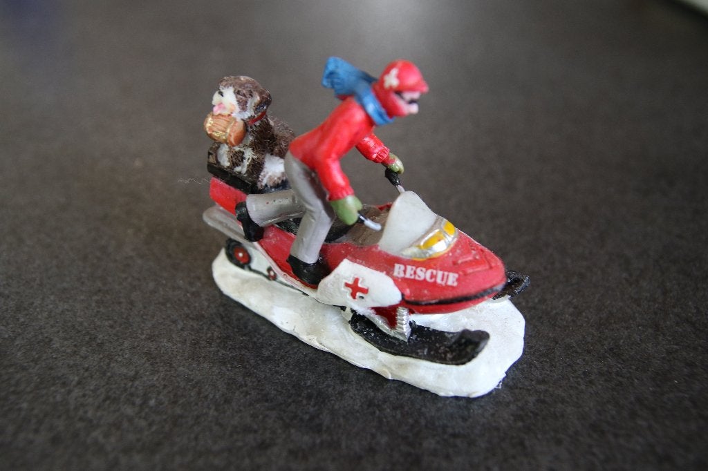 ski patrol rescue  Lemax Figurine voor in een kerstdorp, Diversen, Kerst, Ophalen of Verzenden, Gebruikt