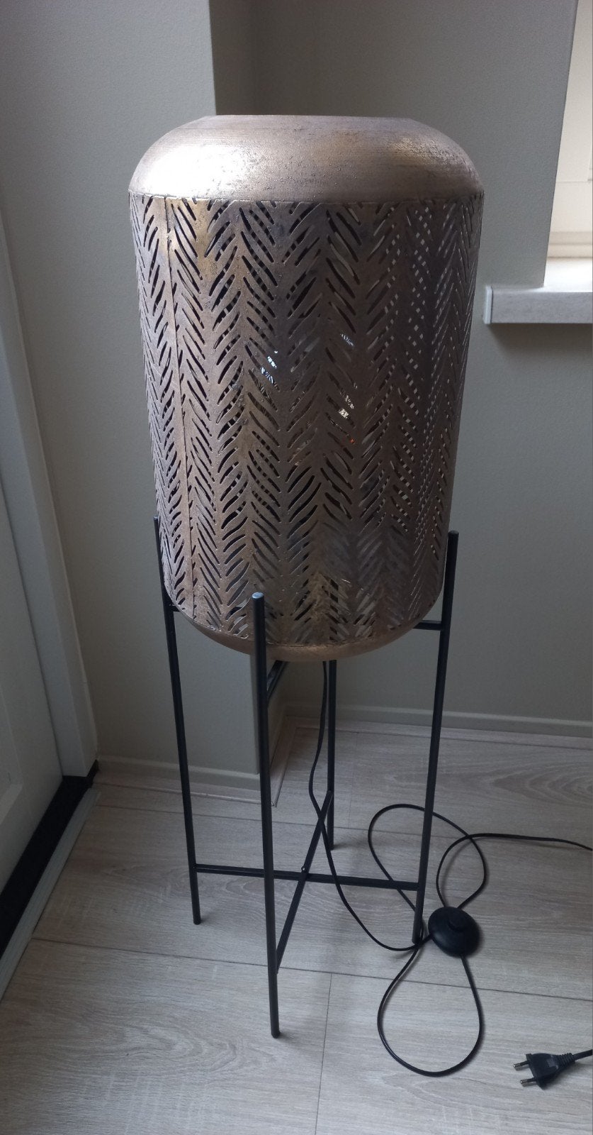 Een mooie messing vloerlamp met metalen onderstel., Ophalen, Zo goed als nieuw, 150 tot 200 cm