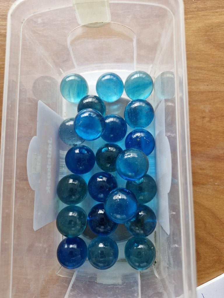 22 blauwe glazen knikkers, Ophalen