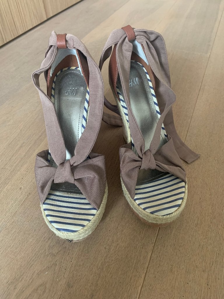 Sleehakken, H&M, Beige, Ophalen of Verzenden, Schoenen met hoge hakken