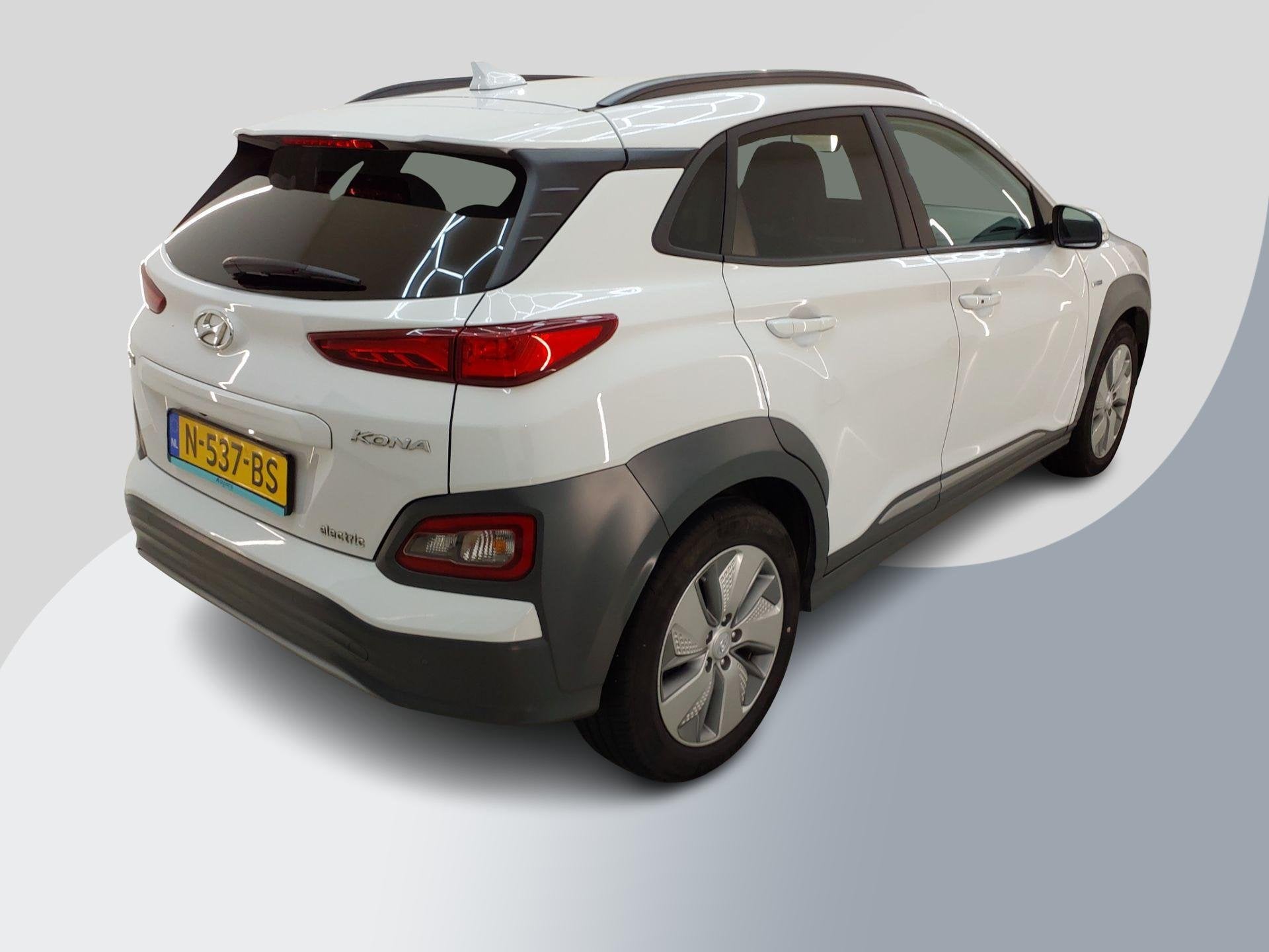 Hyundai Kona EV Fashion 64 kWh | SOH 99,9 % | Warmtepomp | N, Stof, Gebruikt, Verwarmde buitenspiegels, Wit