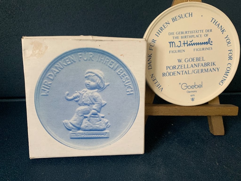 Een prachtige porseleinen M.J   Hummel plaquette  uit 1975, Ophalen of Verzenden