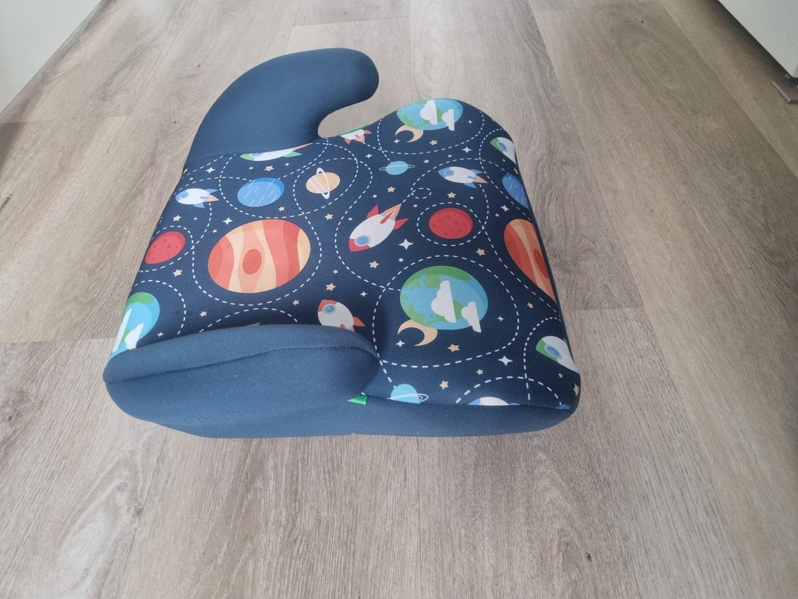 Kinderzitje met ruimteprint, Autogordel, 22 t/m 36 kg, Zo goed als nieuw, Ophalen