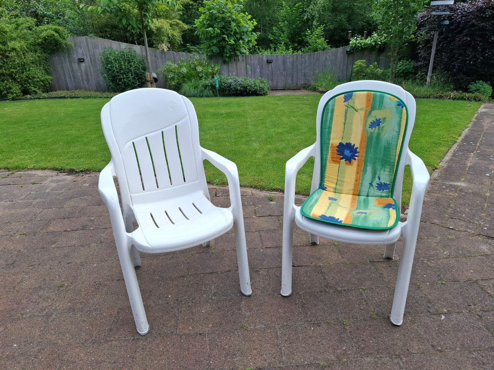 2 witte kuipstoelen inclusief kussens., Ophalen, Gebruikt, Kunststof