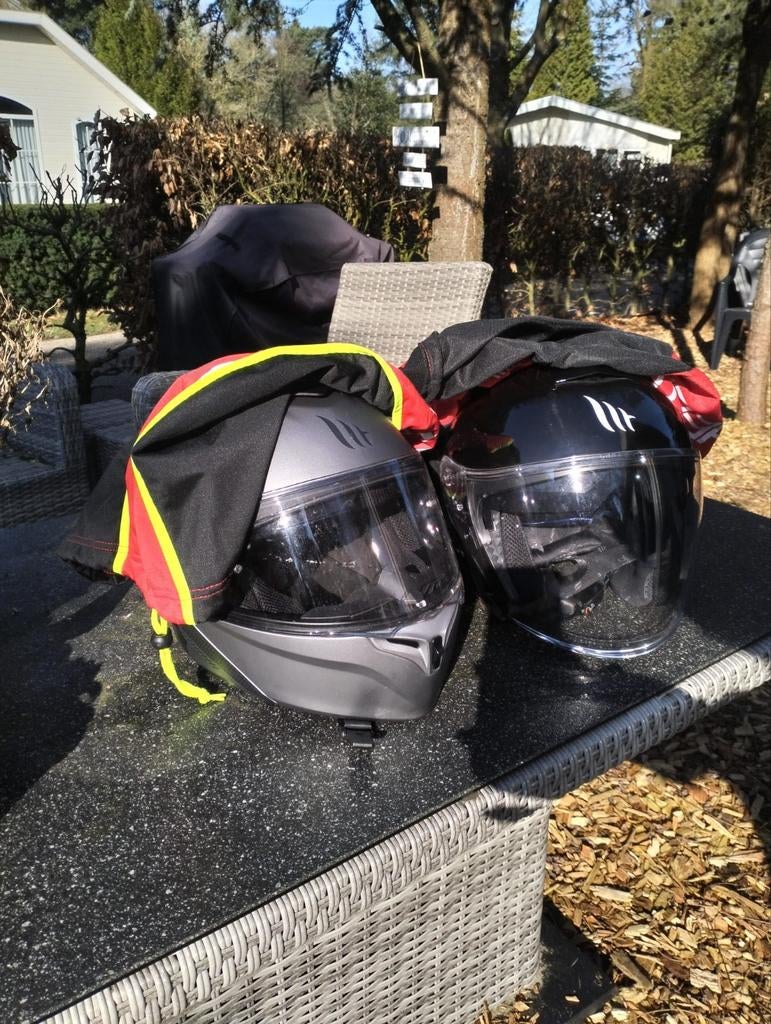 Scooter helmen. ZO GOED AL NIEUW, Fietsen en Brommers, Brommerhelmen, Ophalen, Zo goed als nieuw, MT HELMETS(goedgekeurd voor brommers/scooters )