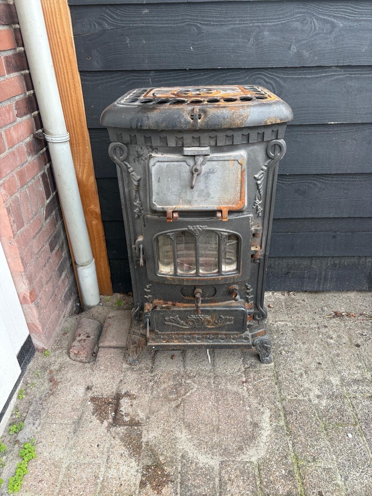Antieke gietijzeren houtkachel - Decoratief en functioneel, Huis en Inrichting, Ophalen, Gebruikt, Houtkachel, Vrijstaand