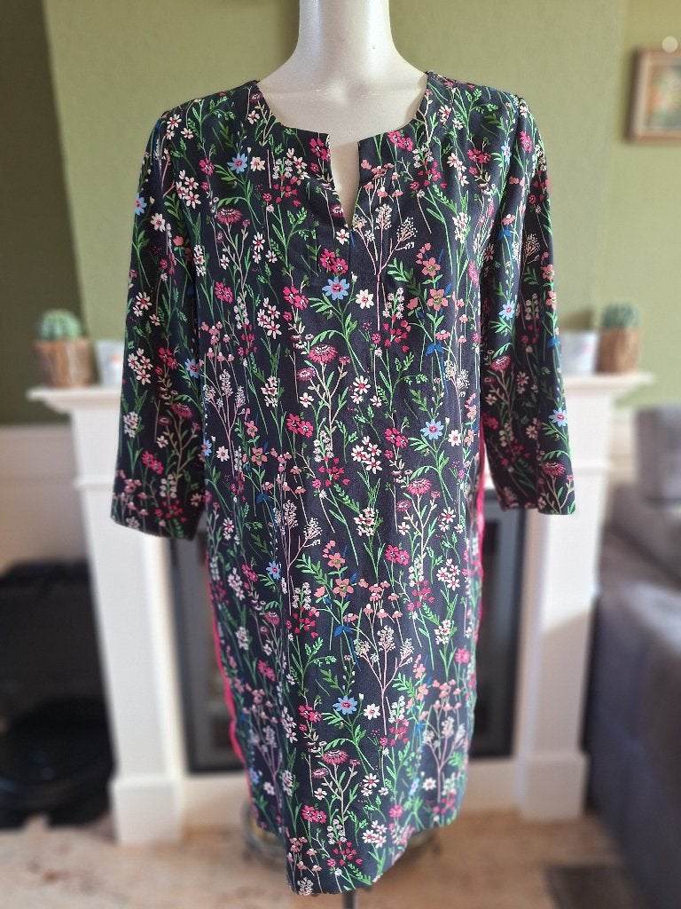 LaLotti bloementjes jurk met hard roze bies 40, Kleding | Dames, Maat 38/40 (M), Lalotti, Knielengte, Gedragen