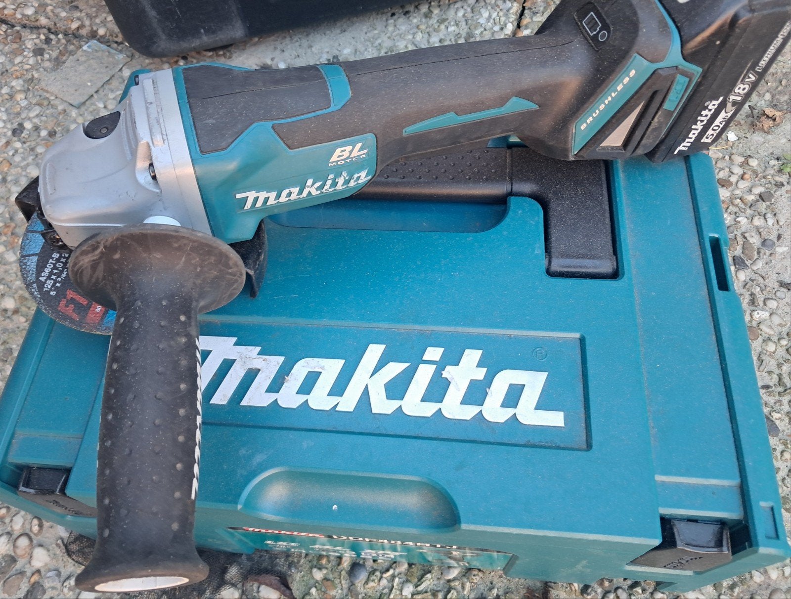 Makita DGA505ZJ Haakseslijper + duo snellader en 2 accu's, Ophalen of Verzenden, Minder dan 700 watt, Haakse handslijpmachine
