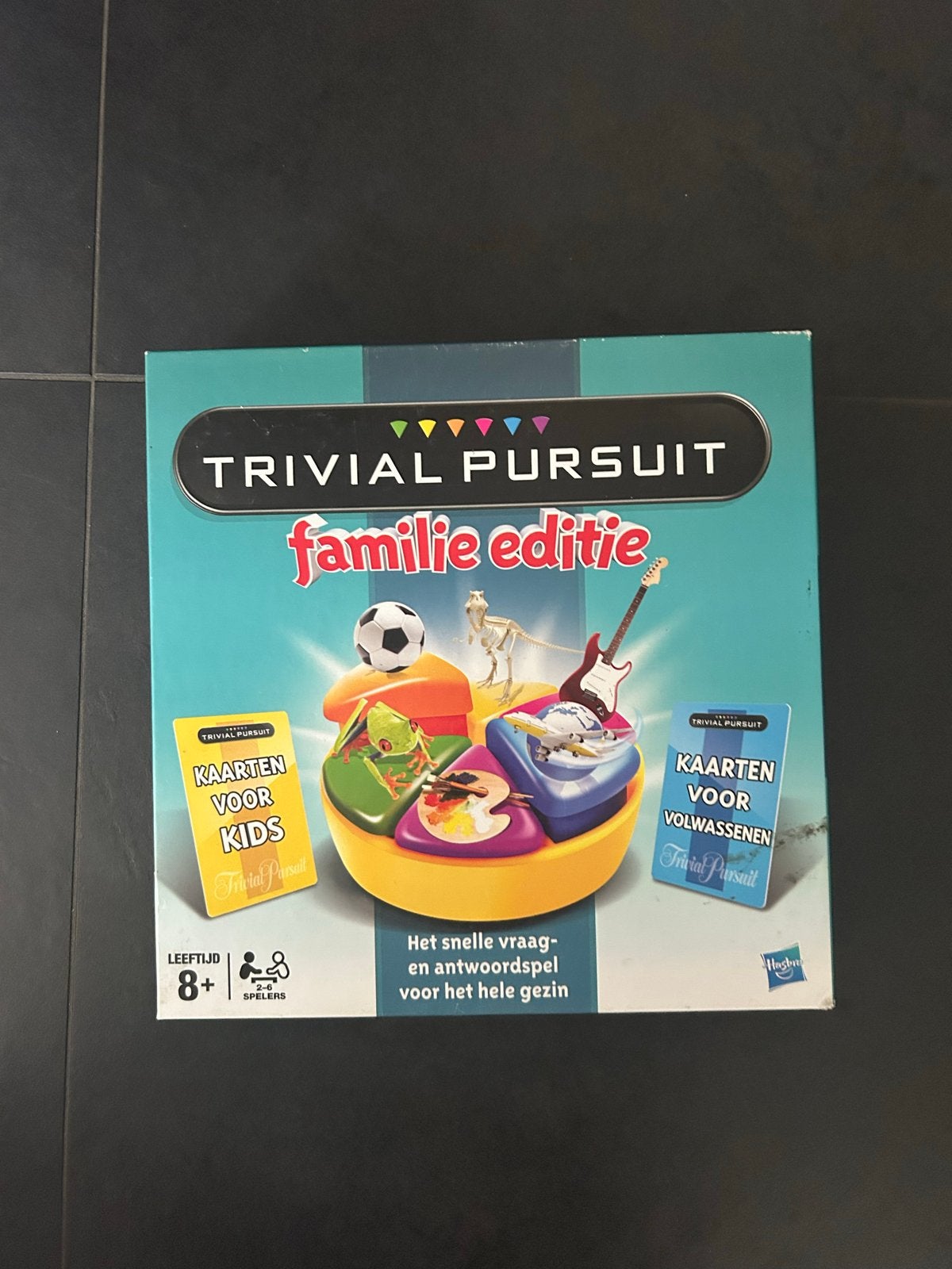 Trivial Pursuit Familie Editie - Het snelle vraag- en antwoo, Drie of vier spelers, Ophalen of Verzenden, Zo goed als nieuw