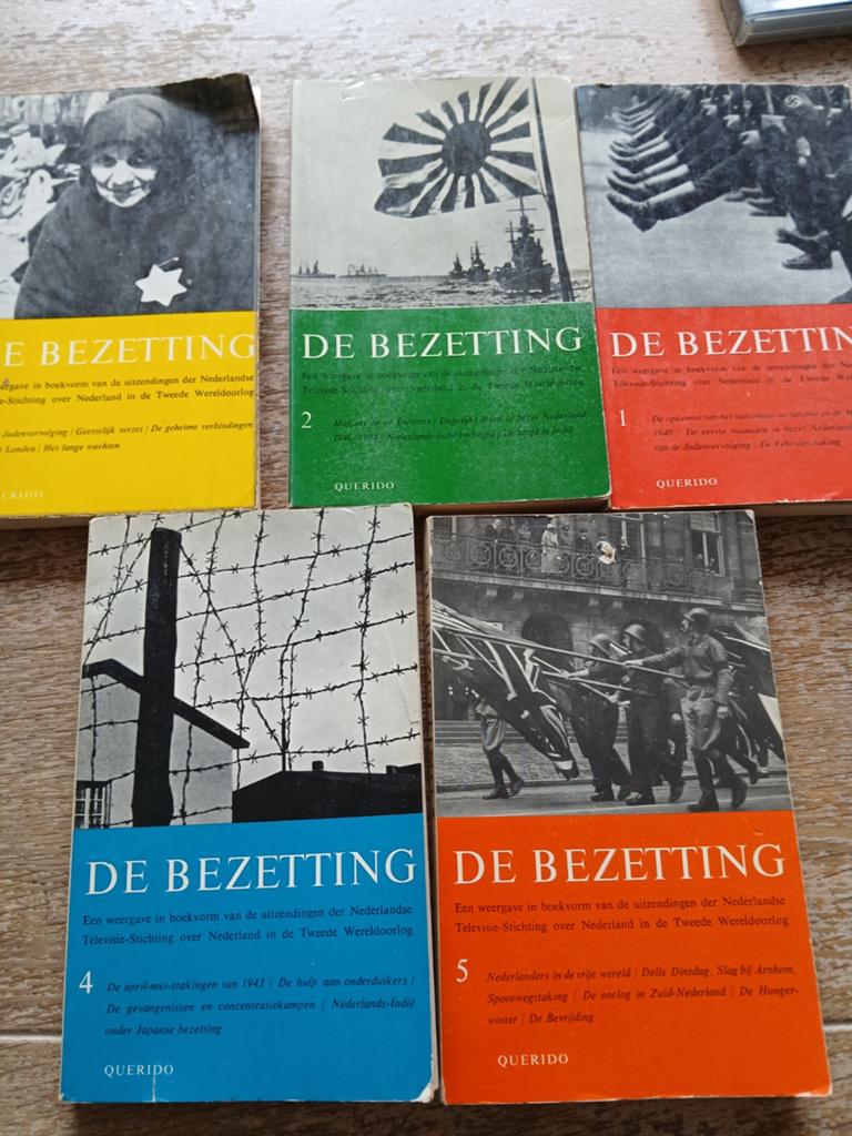 Boeken De Bezetting deel 1 t/m 5, Ophalen of Verzenden, Tweede Wereldoorlog, Gelezen