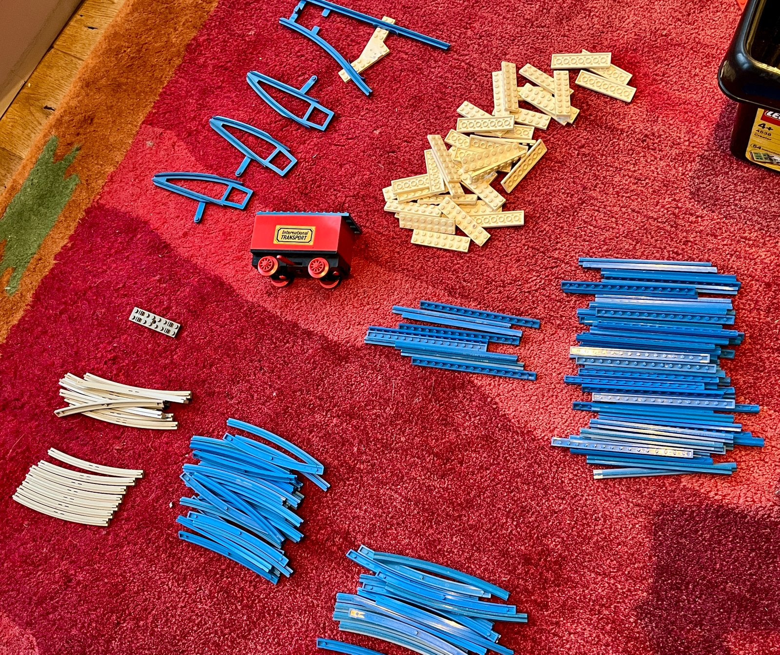 Oude Lego treinrails (met opbergbox en 1 wagon), Lego, Ophalen of Verzenden, Losse stenen, City