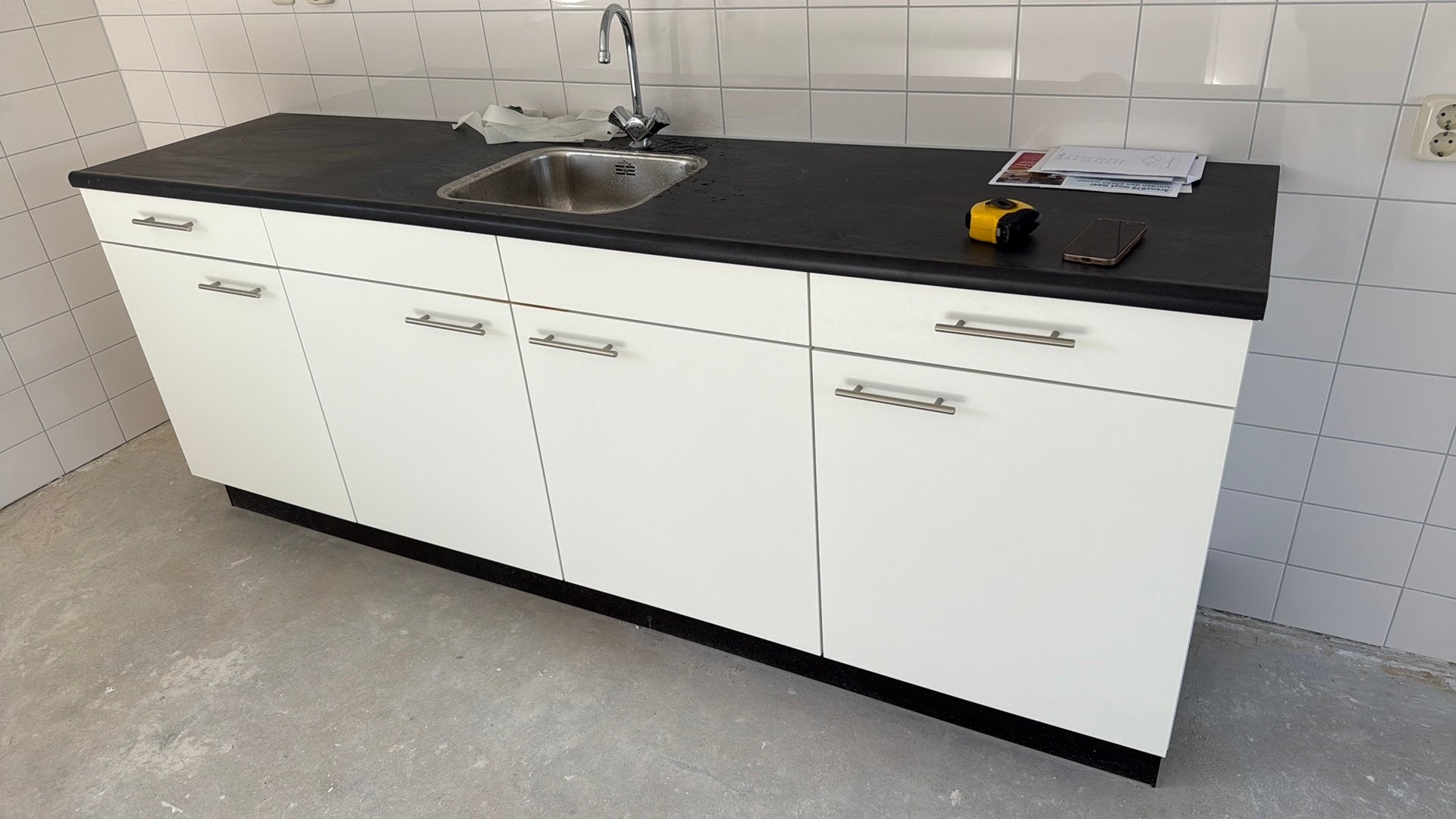 Nieuw Witte keuken met zwart blad en spoelbak, Ophalen, Wit, Nieuw, Enkelwandige keuken