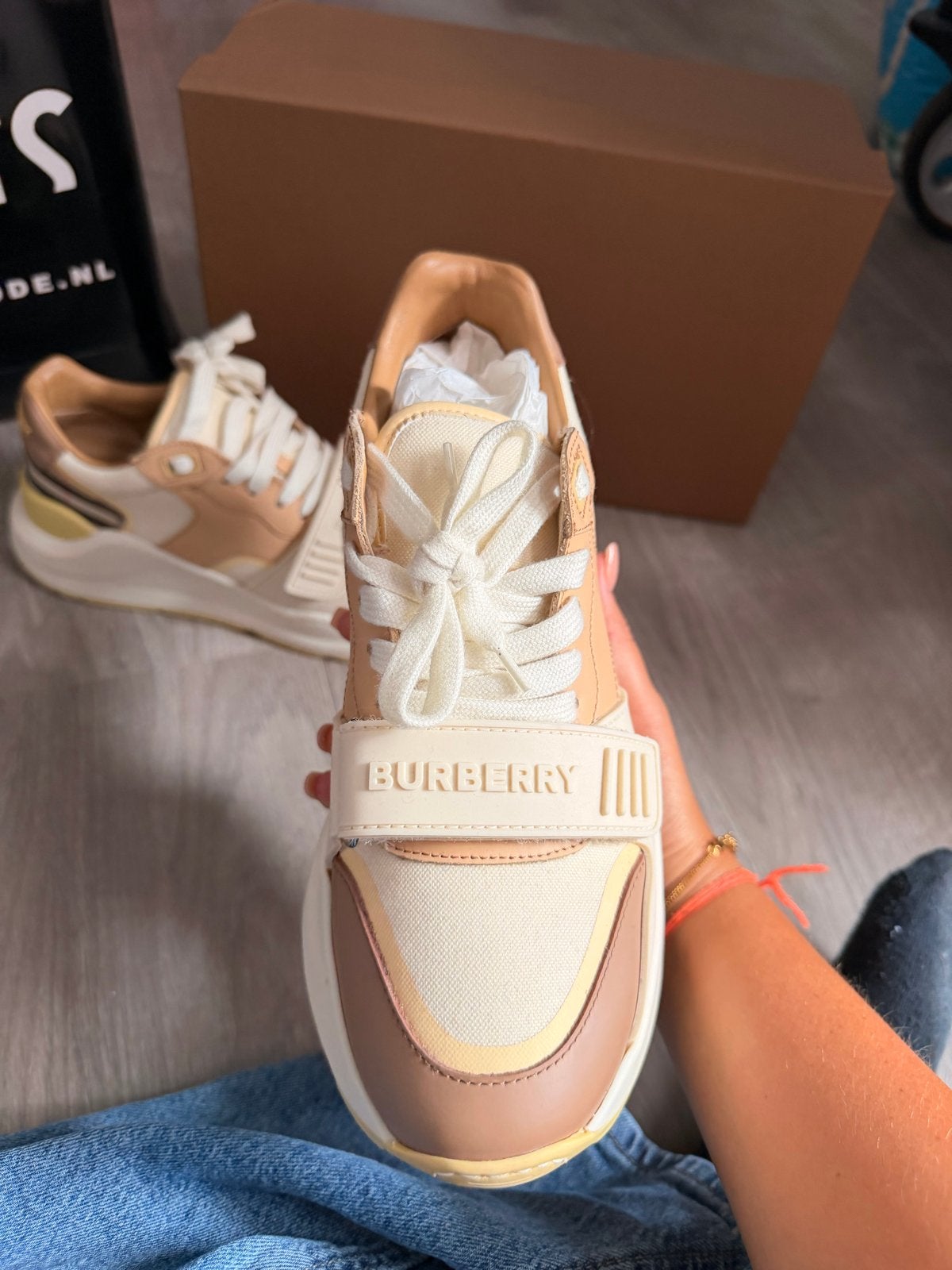 Burberry sneakers - Zo goed als nieuw, Ophalen, Zo goed als nieuw, Beige, Sneakers of Gympen