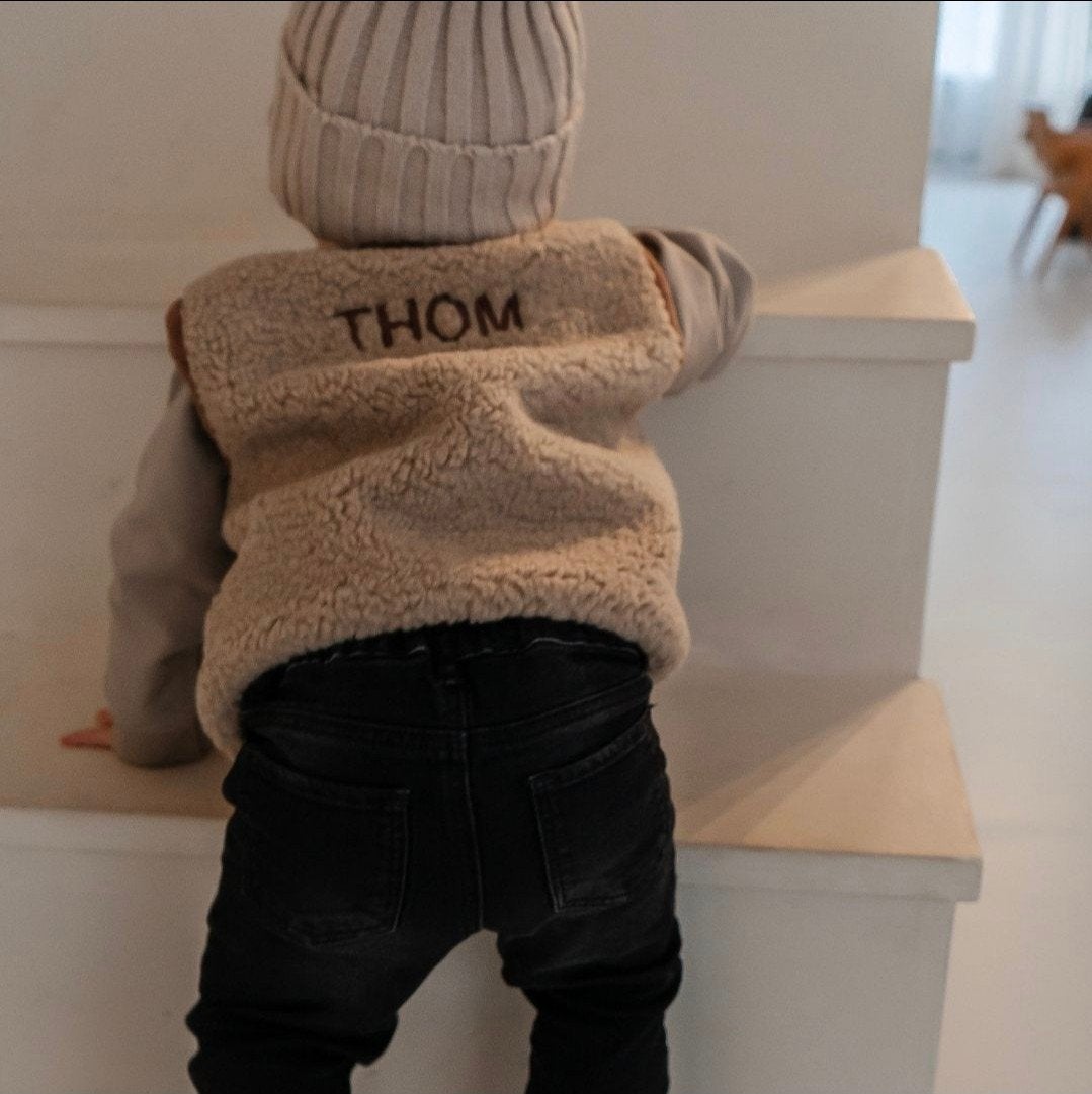 gratis geborduurde naam wollen bodywarmer we are wovens, Kinderen en Baby's, Strijen, Jongen of Meisje, Info@minimuisje.nl, Nieuw