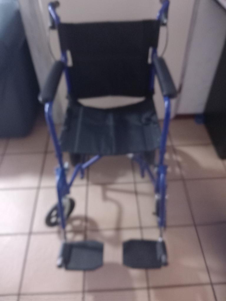 Te koop nieuwe duwrolstoel met veiligheidsgordel, Ophalen, Inklapbaar, Nieuw, Duwrolstoel