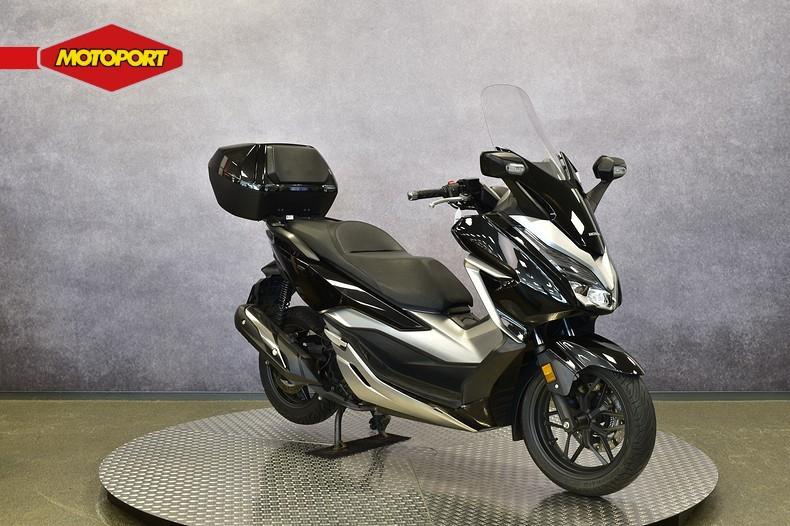 Honda FORZA 300 (bj 2019), Motoren, Motoren | Honda, Scooter, Honda Motor Europe, Bedrijf, Crystal Bldng B-Unit B11.2 Rivium Blv200
2909 LK  Capelle aan den IJsel, NL