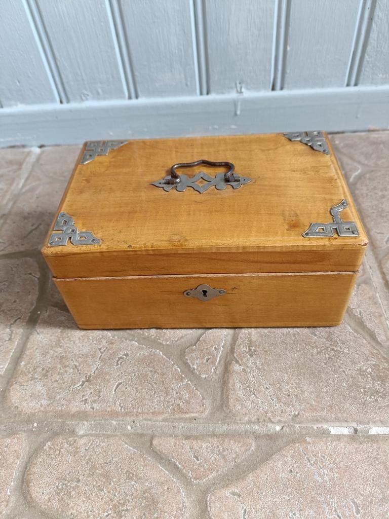 Vintage Houten Kistje met Metalen Beslag, Ophalen of Verzenden