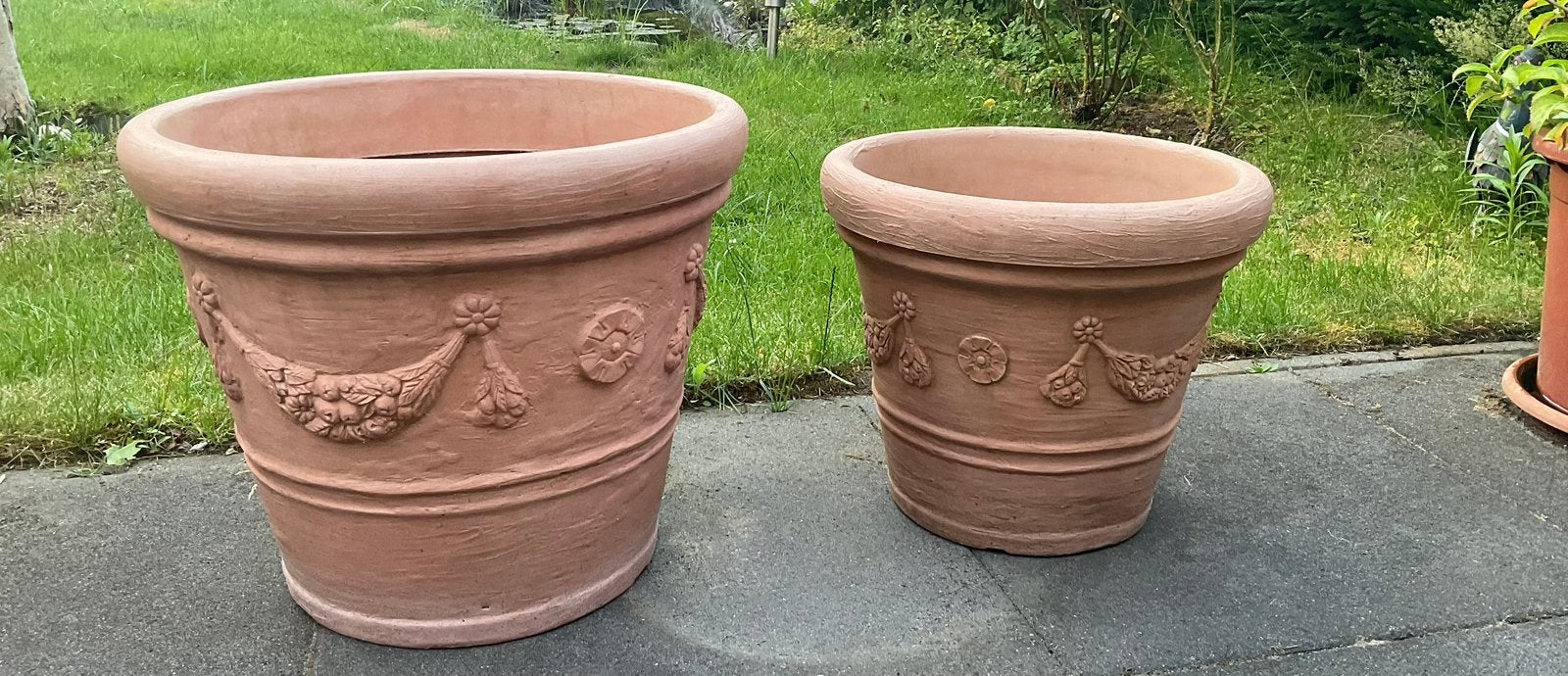 2 Grote mediterrane potten voor terras of tuin, Ophalen, 40 cm of meer, Rond, Zo goed als nieuw