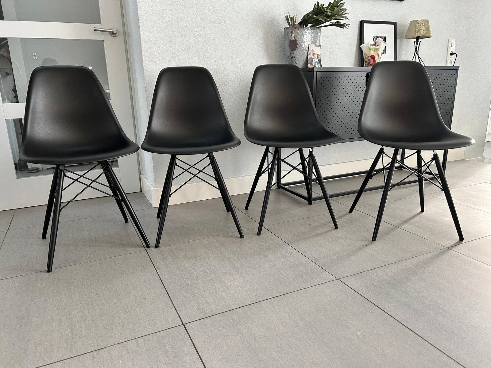 Vitra Eames side stoelen zwart dsw zwart, Huis en Inrichting, Stoelen, Vitra, Ophalen of Verzenden, Zo goed als nieuw, Nvt