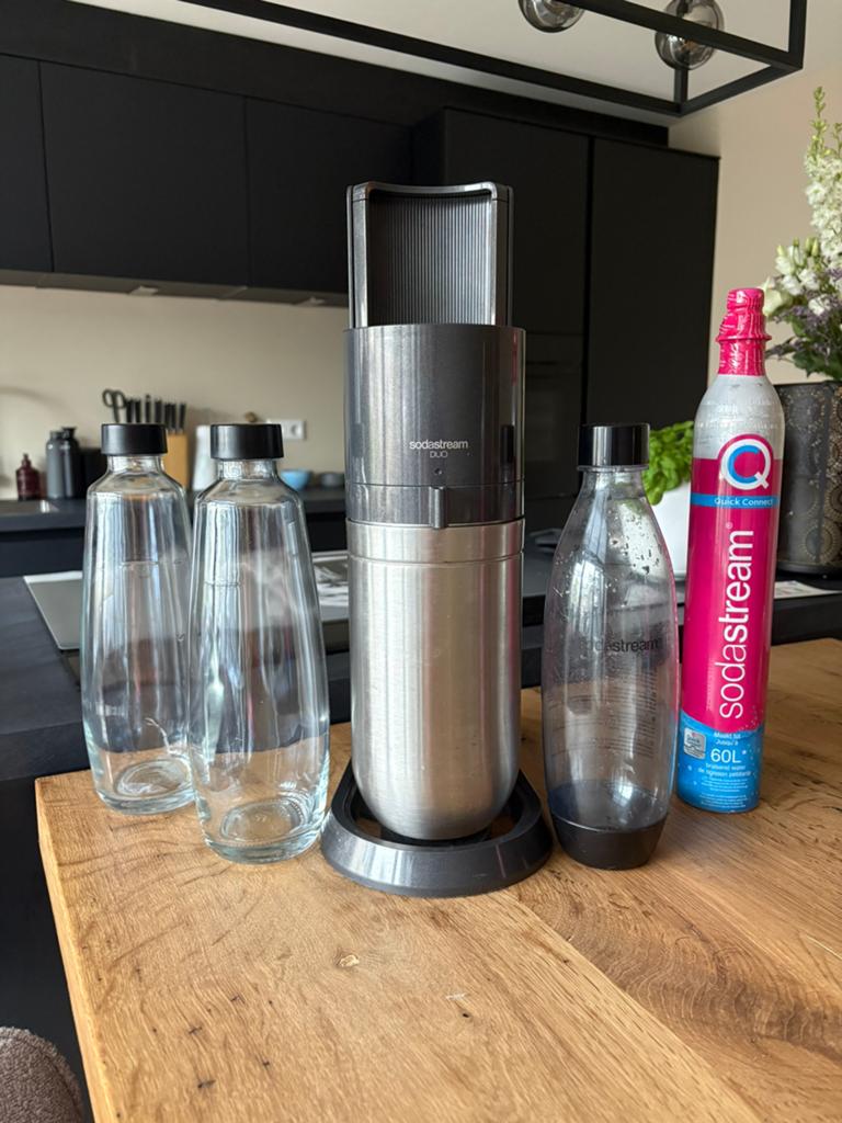 Sodastream Duo + 3 flessen + nieuwe gas cylinder, Ophalen, Kunststof, Grijs, Overige merken