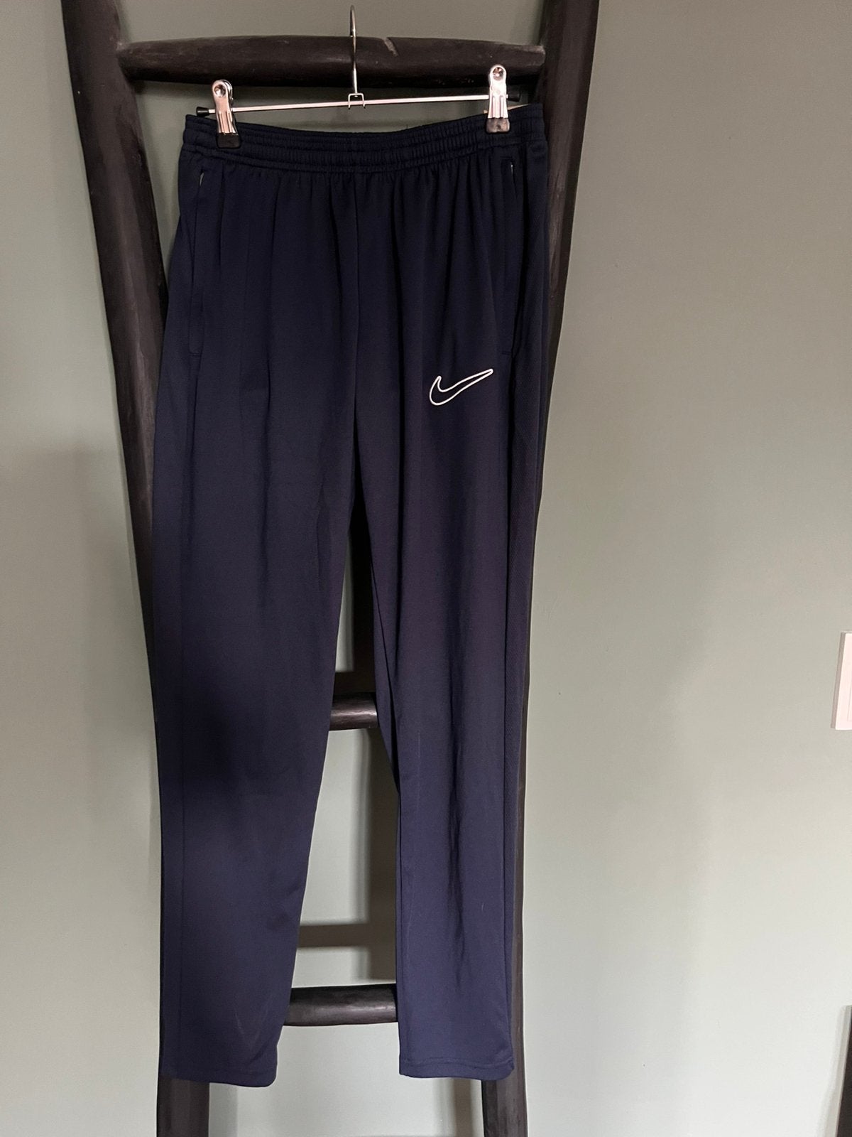 Nike trainingsbroek donkerblauw M sportbroek dri-fit broeken, Nieuw, Algemeen, Verzenden, Maat 48/50 (M)