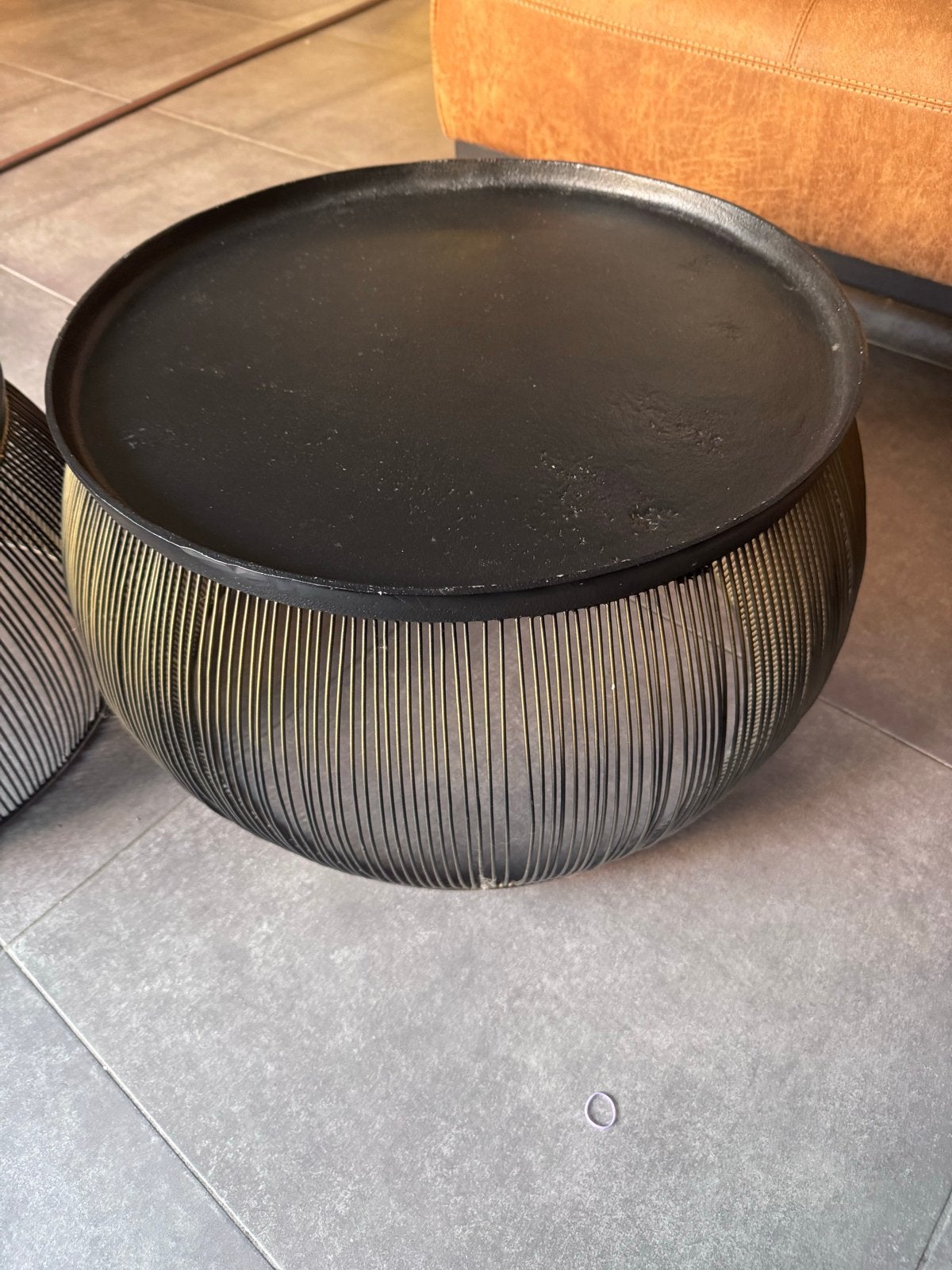 Set van 2 stoere metalen bijzettafels, zwart/goud, Huis en Inrichting, Minder dan 50 cm, Gebruikt, Rond, Ophalen of Verzenden