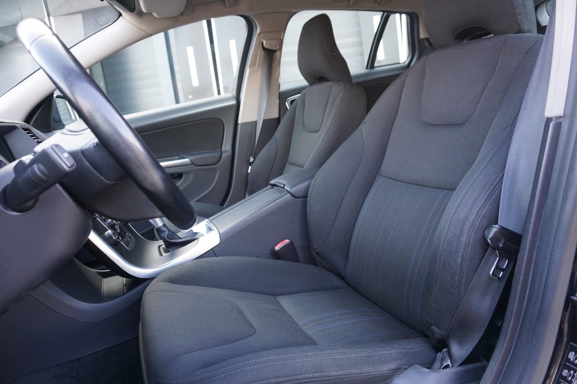 Volvo V60 1.6 T3 Kinetic, Auto's, Gebruikt, Zwart, 4 cilinders, 150 pk