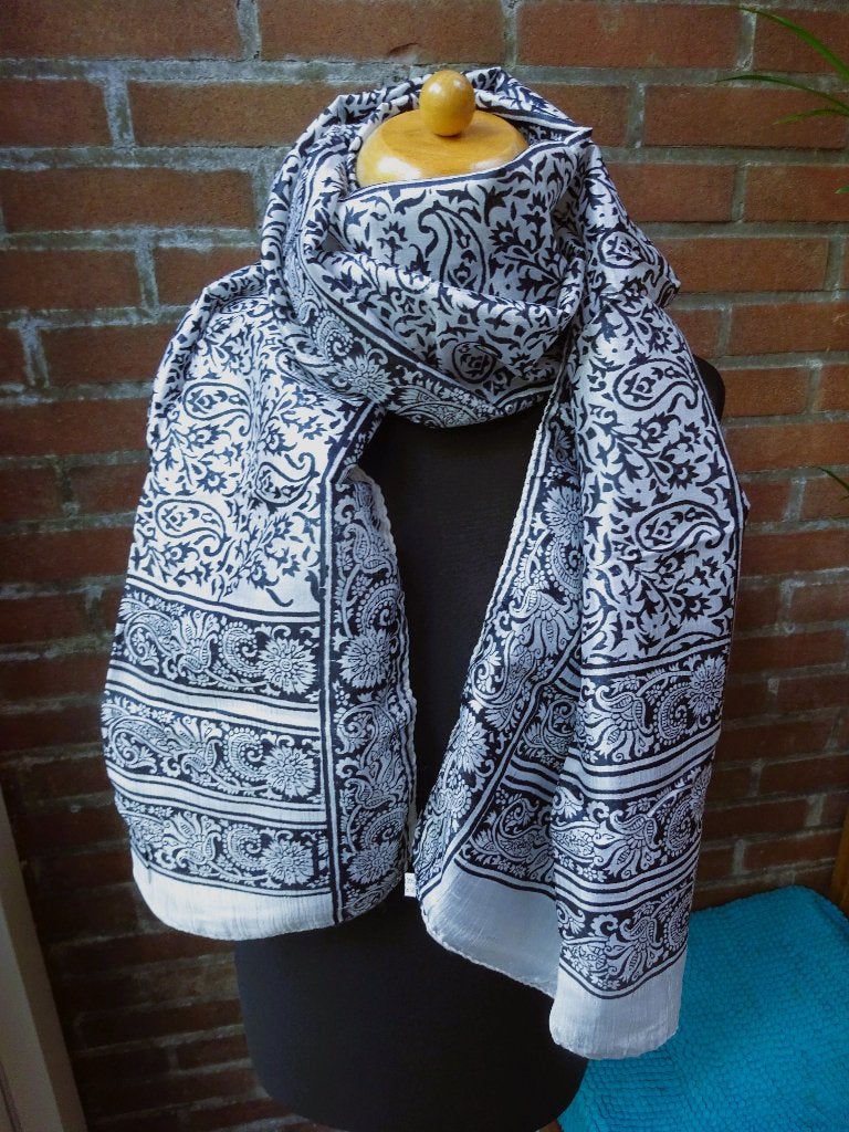 Wit met zwarte floral prints Zijde sjaaltje 45 x 172 cm, Kleding | Dames, Mutsen, Sjaals en Handschoenen, Verzenden, Zo goed als nieuw