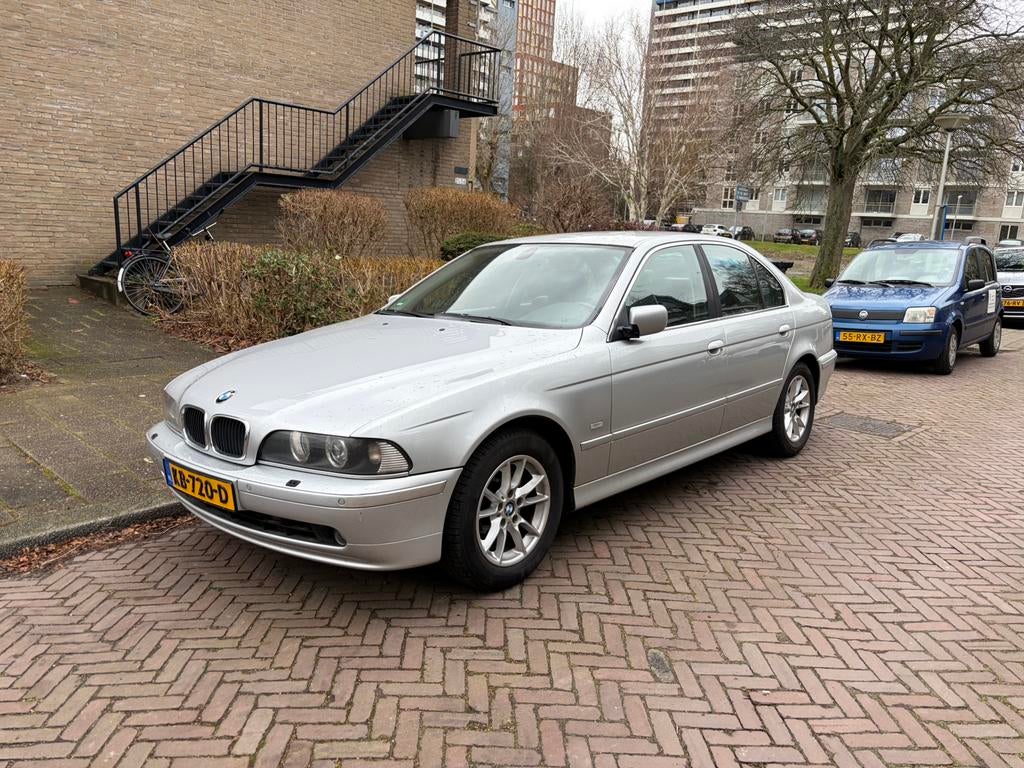 BMW 5-Serie 2.5 I 525 AUT 2001 Grijs, Auto's, BMW, Automaat, Achterwielaandrijving, Zwart, 1505 kg