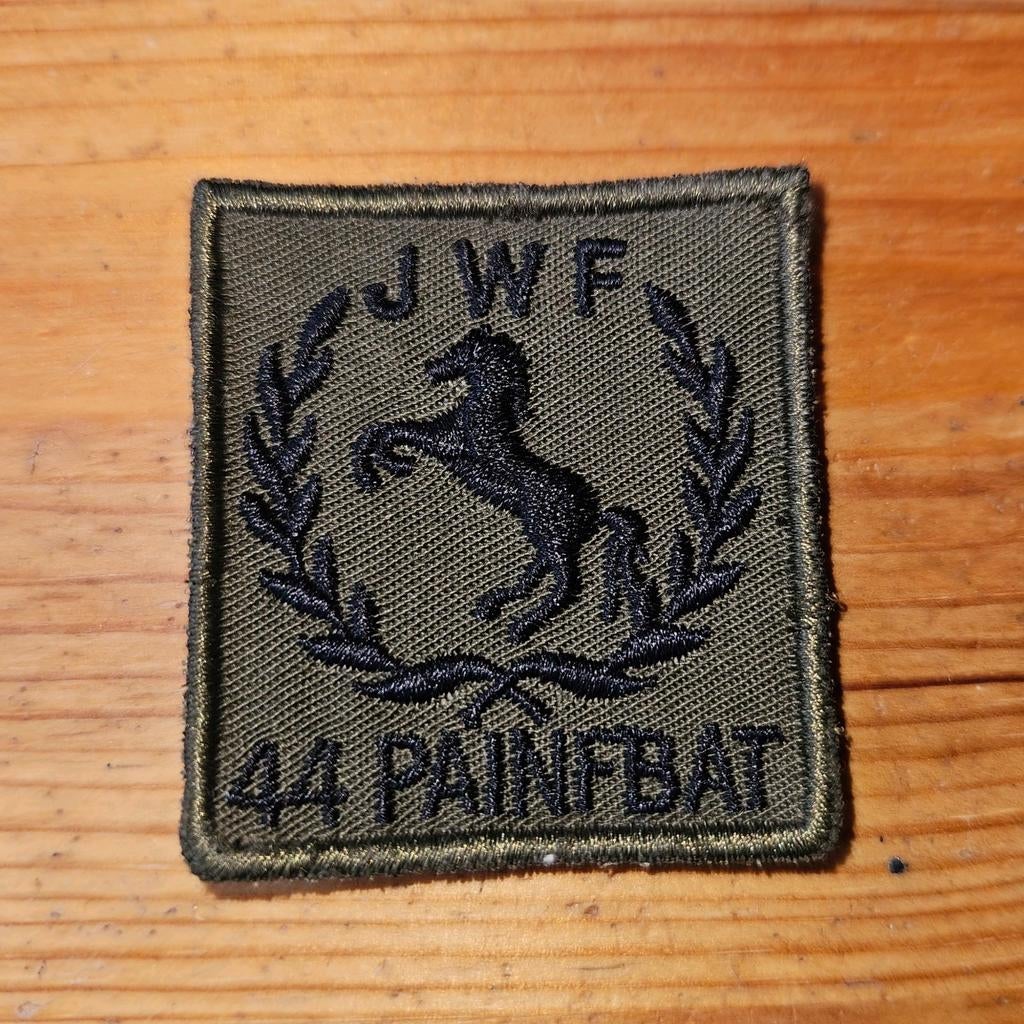 Borstembleem JWF 44 PAINBAT, Verzamelen, Ophalen of Verzenden, Landmacht, Nederland, Embleem of Badge