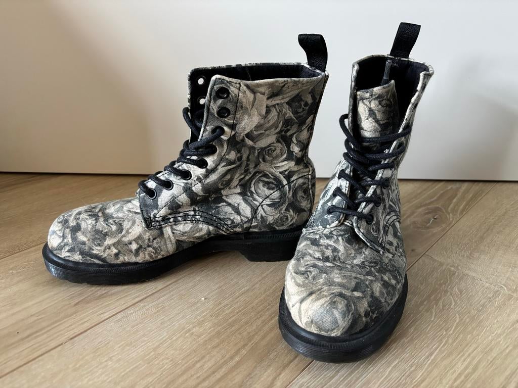 Dr. Martens 1460 Beckett Canvas Rozen/Schedels Maat 38, Zwart, Lage of Enkellaarzen, Ophalen of Verzenden, Zo goed als nieuw