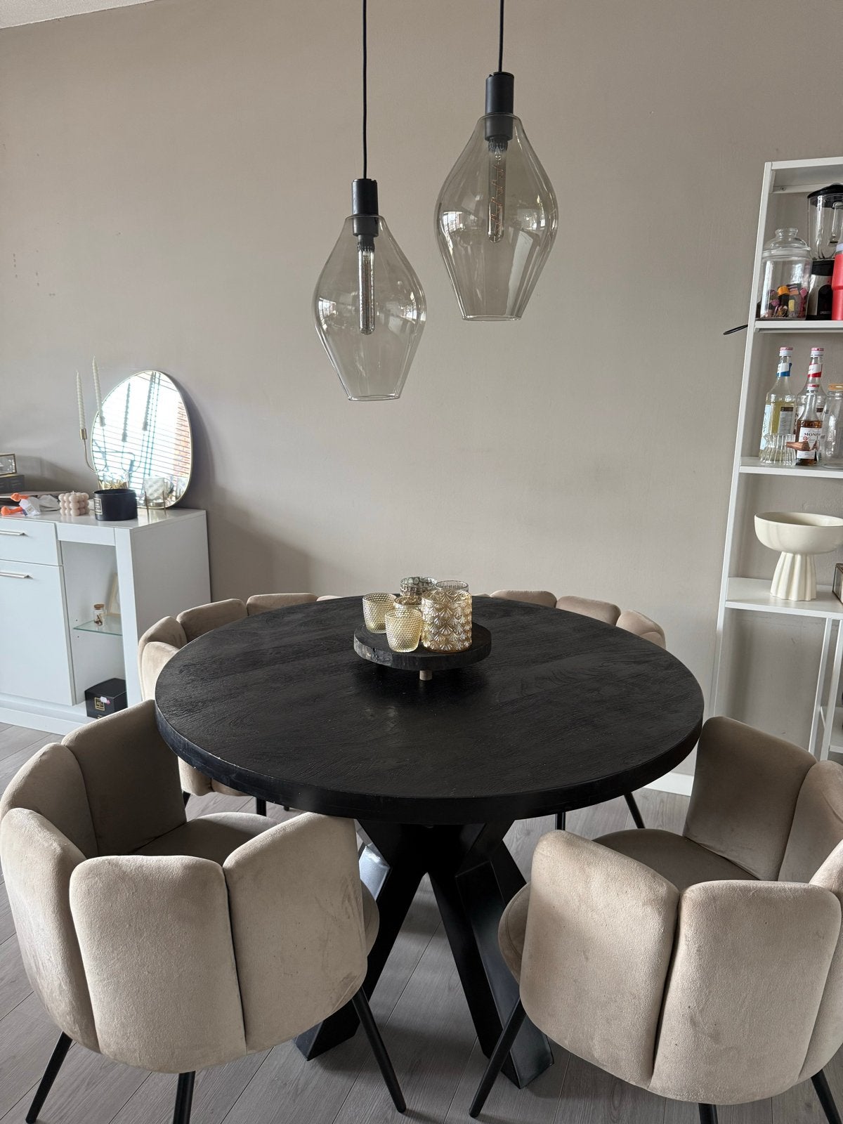Ronde Zwarte Eettafel met 4 Beige Velvet Eetkamerstoelen, Ophalen of Verzenden, Gebruikt, Rond, 50 tot 100 cm