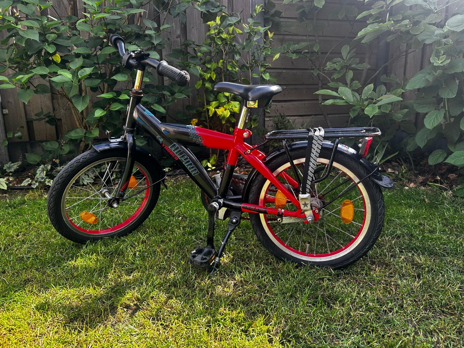 Kinderfiets 16 inch - Zwart/Rood, Fietsen en Brommers, Fietsen | Kinderfietsjes, Ophalen, Gebruikt, Velgrem, 16 tot 20 inch