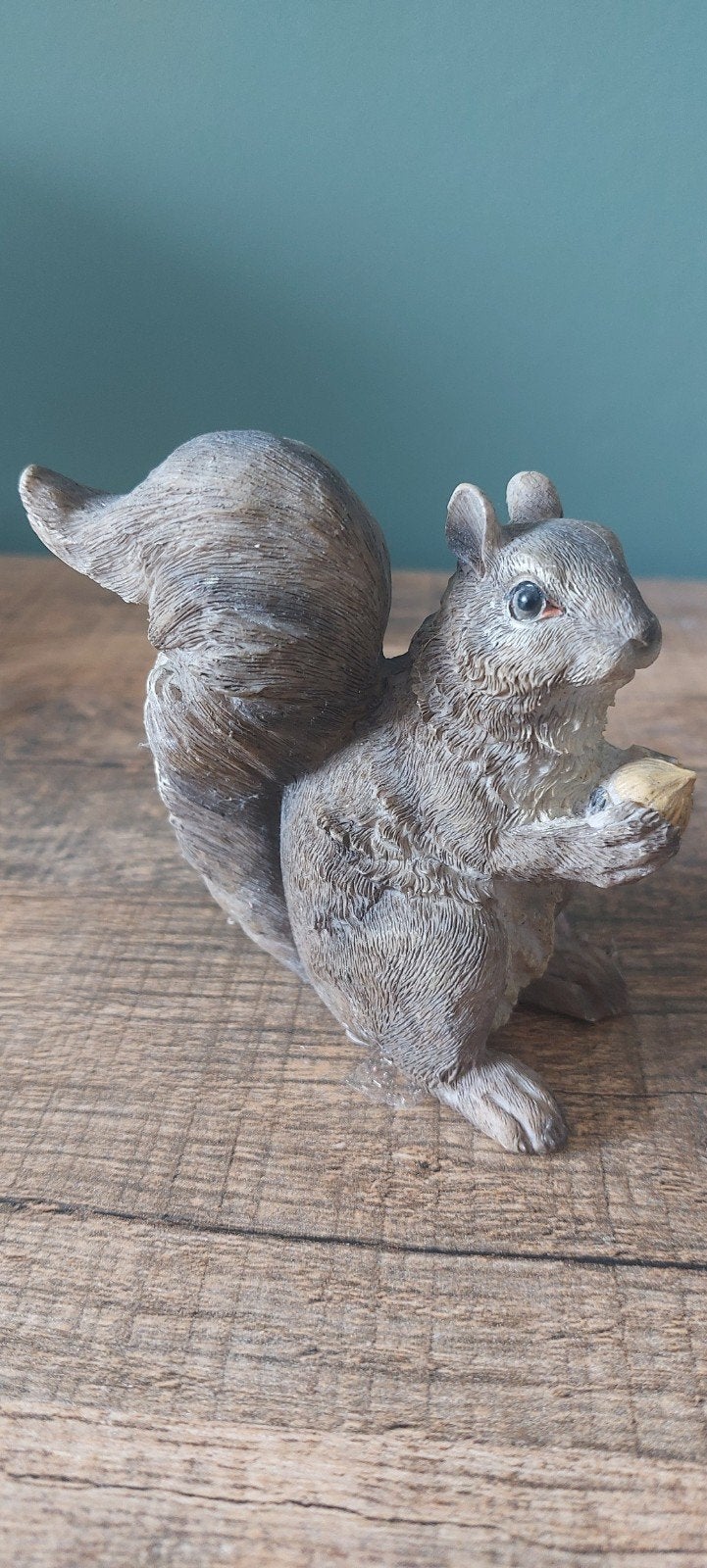 Decoratieve eekhoorn beeldje met nootje, Kunststof, Ophalen of Verzenden, Grijs, Landelijk