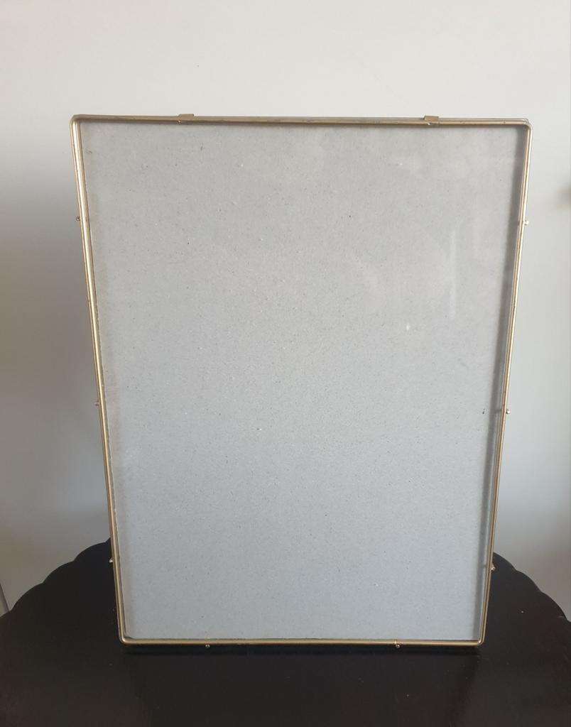 Grote goudkleurige lijst 30 x 40. Kan hangen of staan., Minder dan 50 cm, Metaal of Aluminium, Ophalen of Verzenden, Zo goed als nieuw