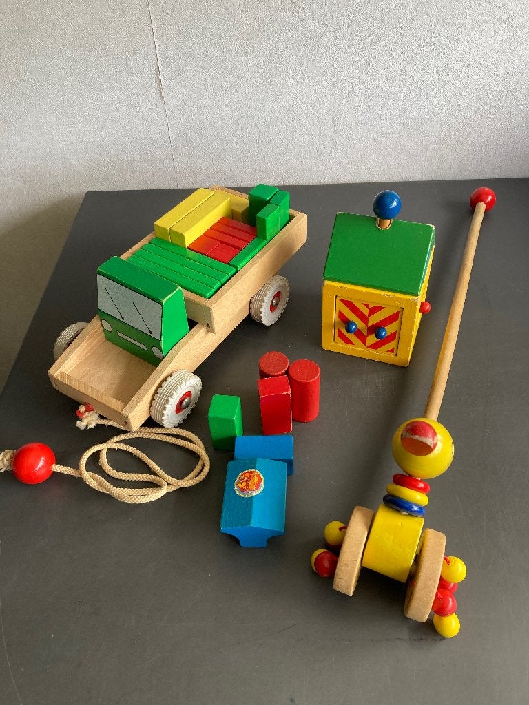 Houten speelgoed, kar, blokken,huisje, loopeend,vormen,trein, Ophalen of Verzenden, Zo goed als nieuw, Duw- of Trekspeelgoed