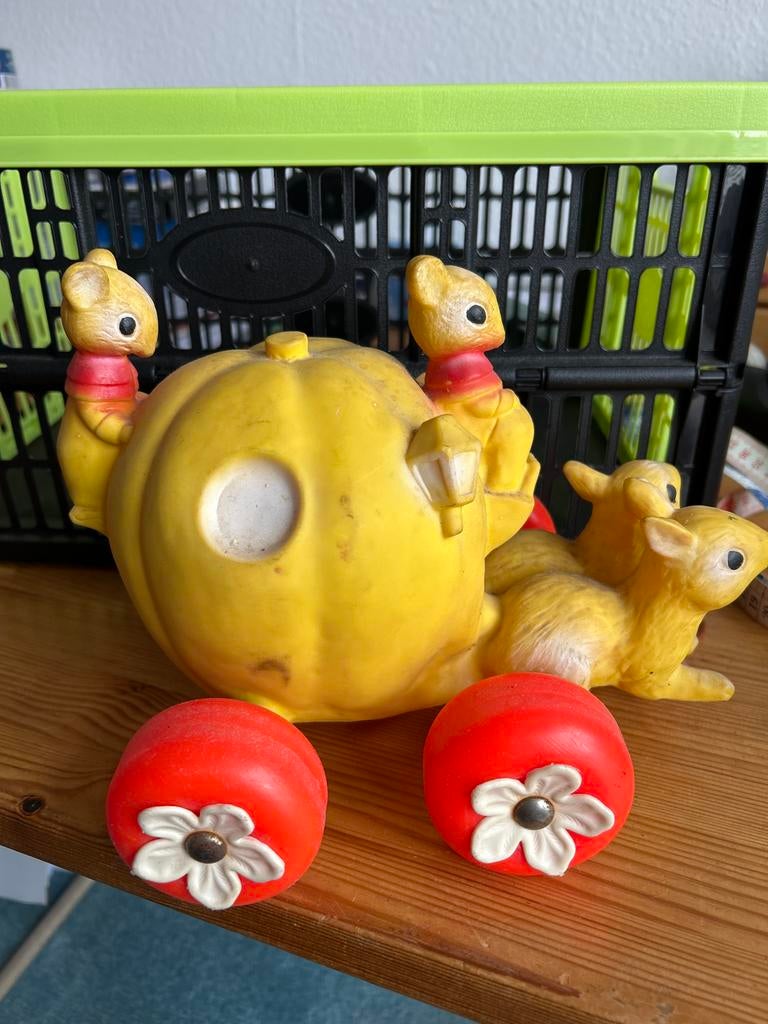 Vintage rubberen Assepoester pompoen koets met muisjes, Antiek en Kunst, Antiek | Speelgoed, Ophalen of Verzenden
