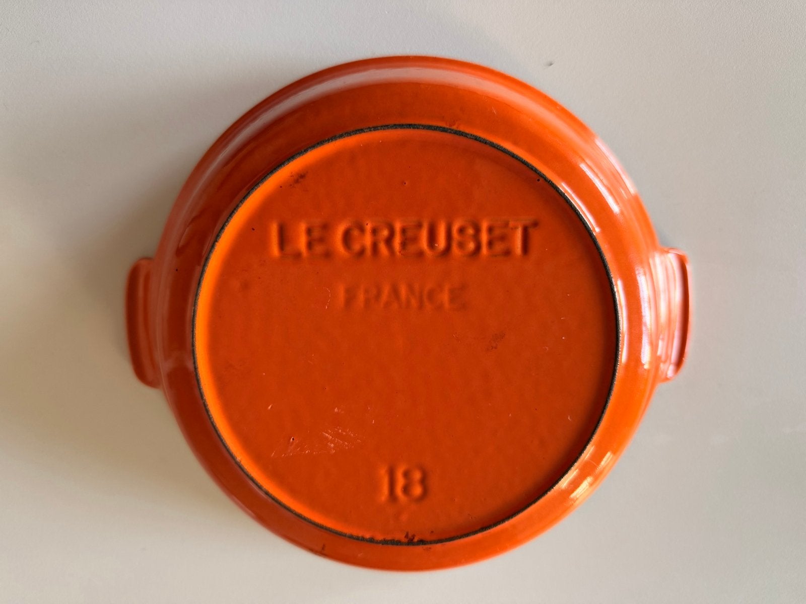 Le Creuset ovenschaaltje gietijzer 18 cm - Oranje, Le Creuset, Gebruikt, Ophalen of Verzenden, Metaal