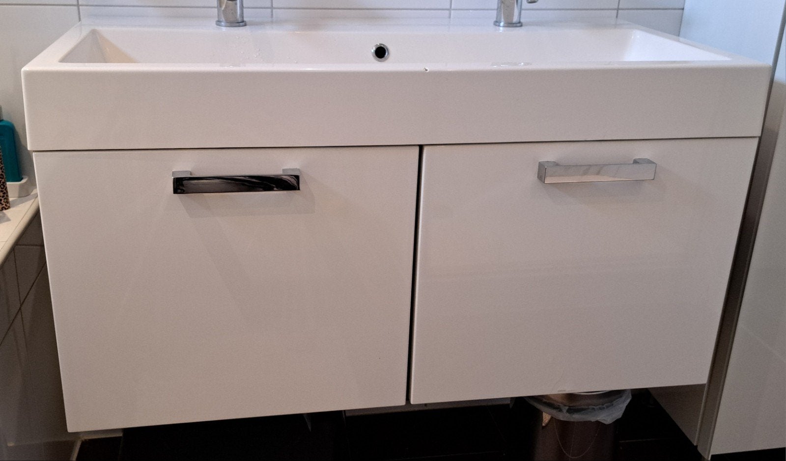 Wastafelkast met wasbak, hoogglans wit en donkerbruin, Huis en Inrichting, Ophalen, Gebruikt, 50 tot 100 cm, Minder dan 100 cm