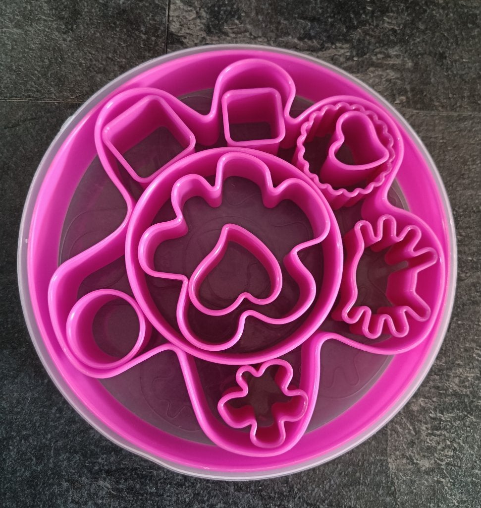 12 uitsteekvormpjes bakvormen in plastic trommel, Ophalen of Verzenden, Nieuw, Taarten of Cupcakes, Bakvorm