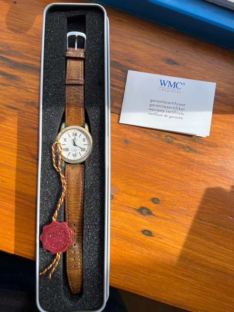 WMC Timepieces Horloge met Leren Bandje, Sieraden, Tassen en Uiterlijk, Horloges | Heren, Overige merken, Overige materialen, Polshorloge