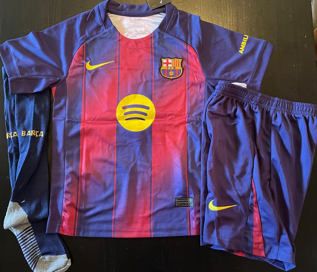 Barcelona kinder tenue, Sport en Fitness, Voetbal, Maat XS of kleiner, Ophalen of Verzenden, Zo goed als nieuw, Set
