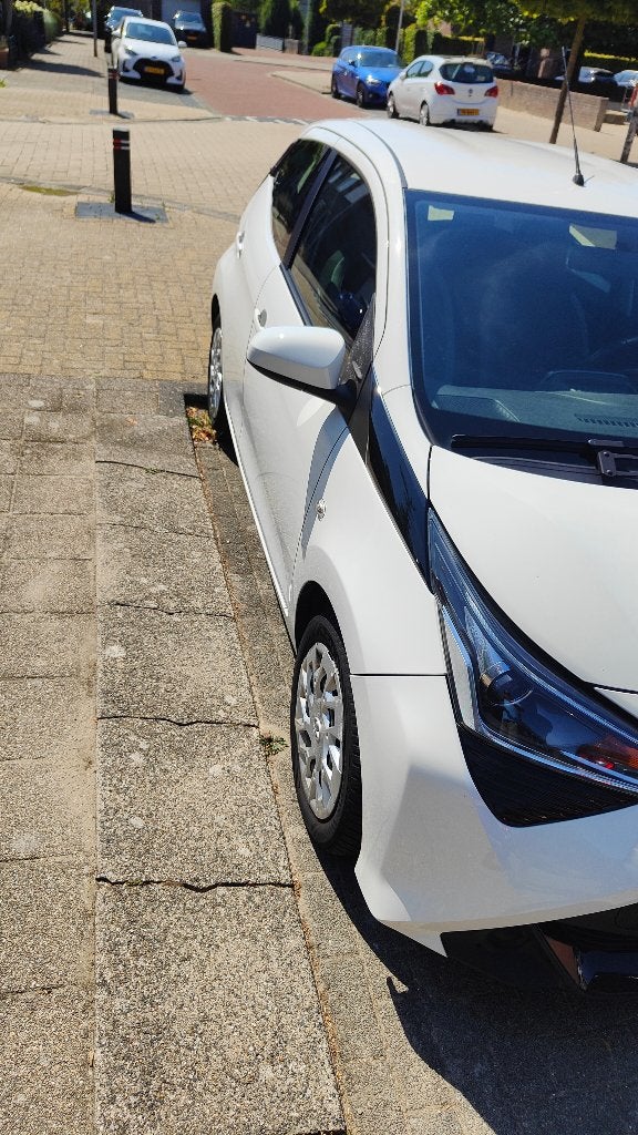 Toyota Aygo 1.0 X-Play Vvt-i 72pk 5D 2020 Wit, Voorwielaandrijving, Stof, Zwart, 4 stoelen