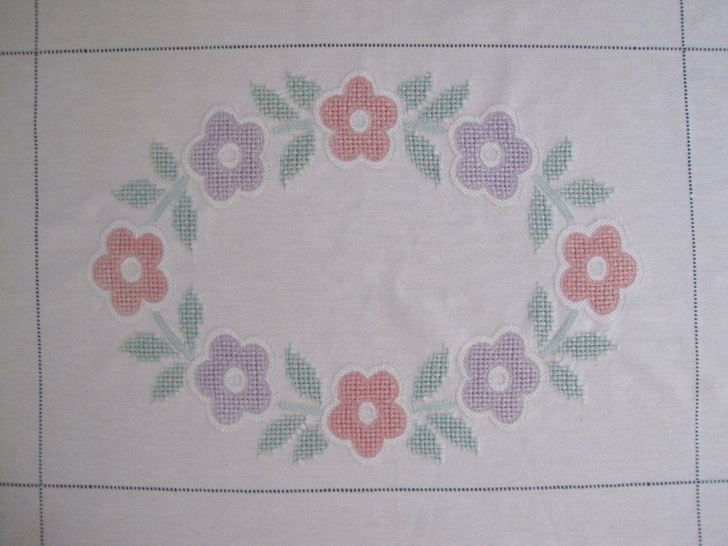 Zacht beige-zacht grijs tafelkleed, hand geborduurde bloemen, Ophalen of Verzenden, Rechthoek