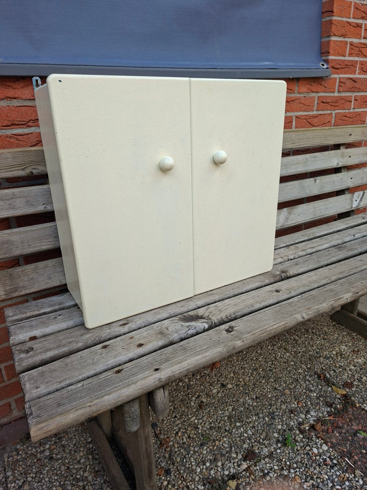 klein handig ophangkastje, Ophalen