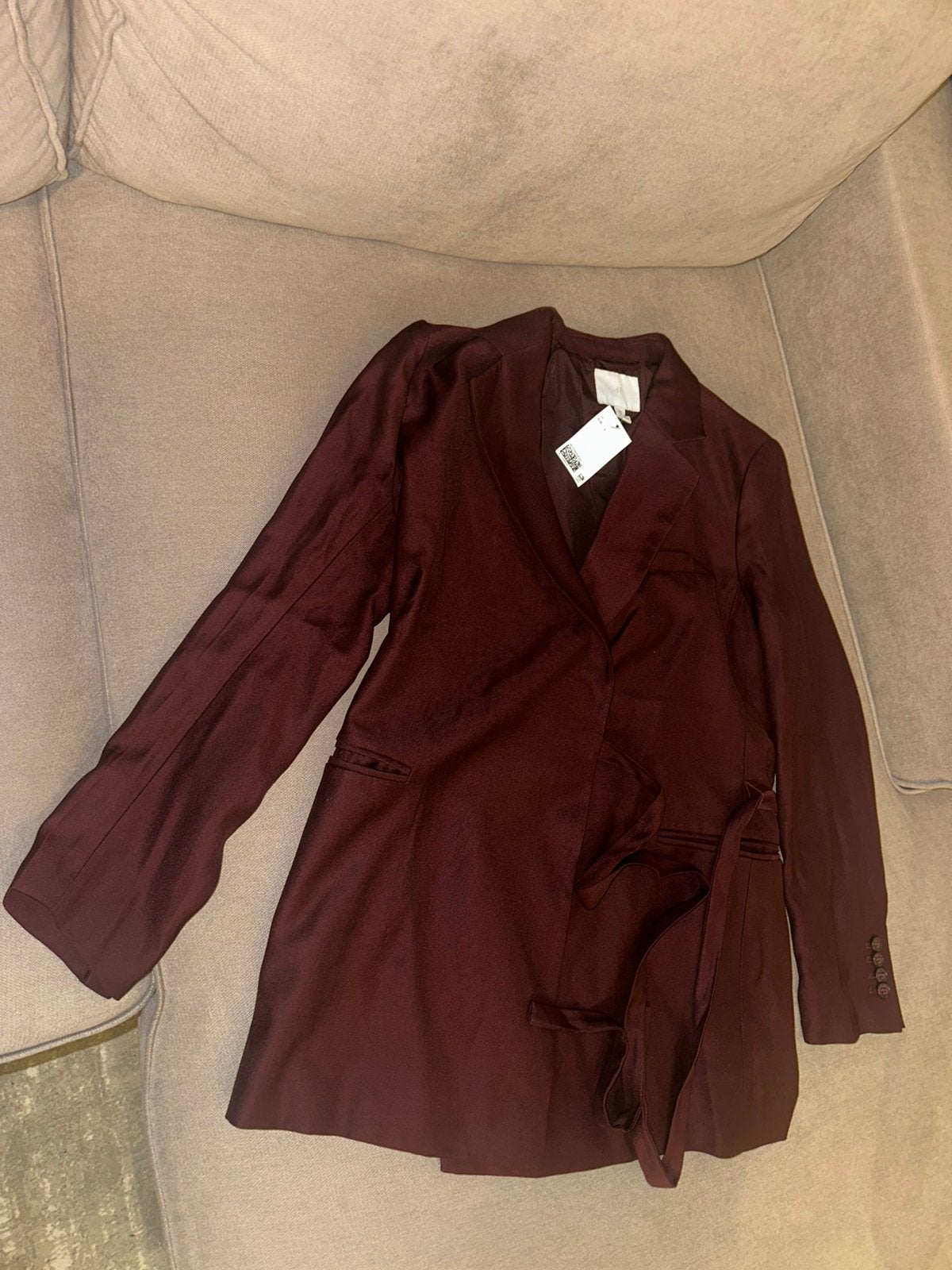 Nieuw bordeauxrood satijnen jasje en broek set, Maat 38/40 (M), Ophalen of Verzenden, Zo goed als nieuw, Jasje