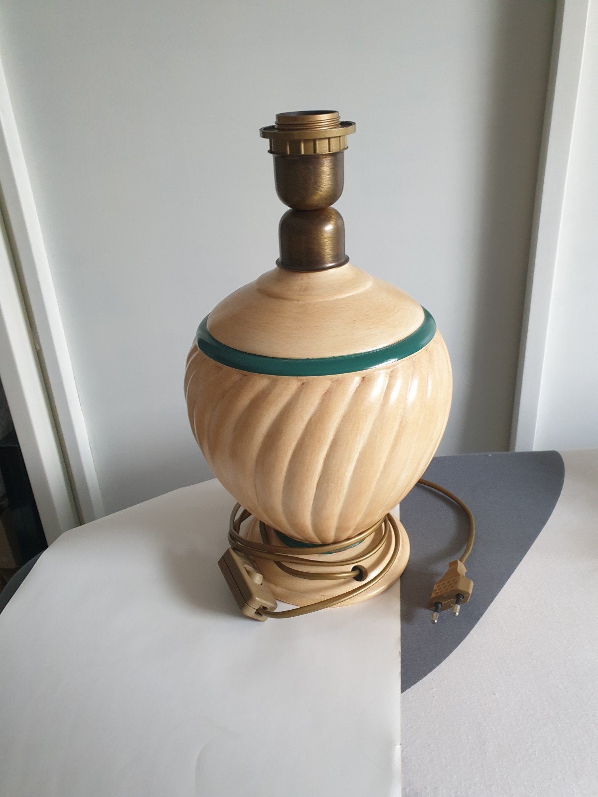 Vintage tafellamp met crèmekleurige voet en groene band, Ophalen