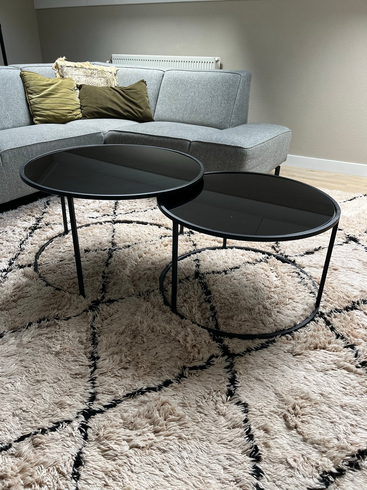 Set van 2 zwarte salontafels met glazen blad, Ophalen, Rond, 50 tot 100 cm, Minder dan 50 cm