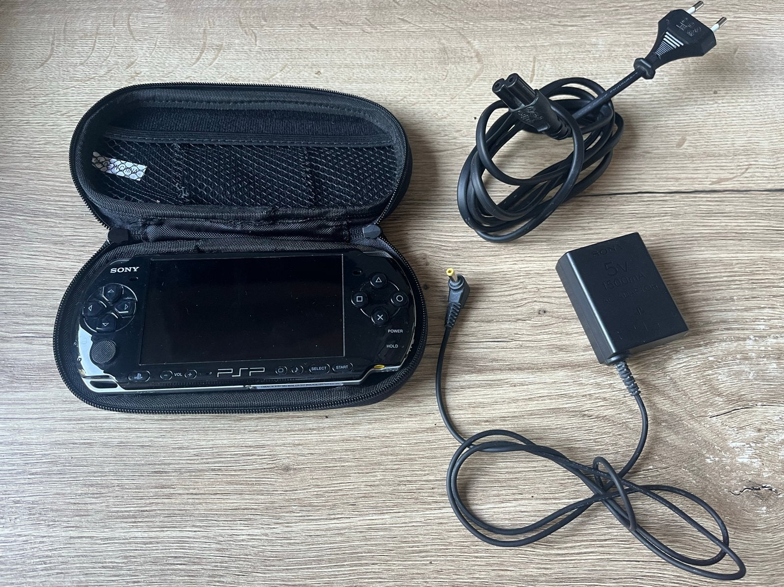 Sony PSP 3000 met originele PSP lader en opbergcase, Spelcomputers en Games, Ophalen, Gebruikt, Zwart, PSP 3000